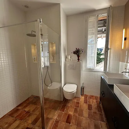 Georgia - Elégante Anglo-normande Avec Jardin - à 100 M *