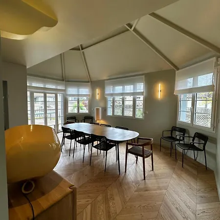 Georgia - Elégante Anglo-normande Avec Jardin - à 100 M