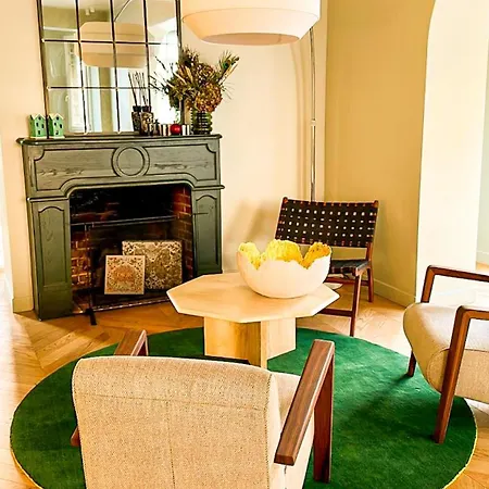 Georgia - Elegante Anglo-normande Avec Jardin - A 100 M *