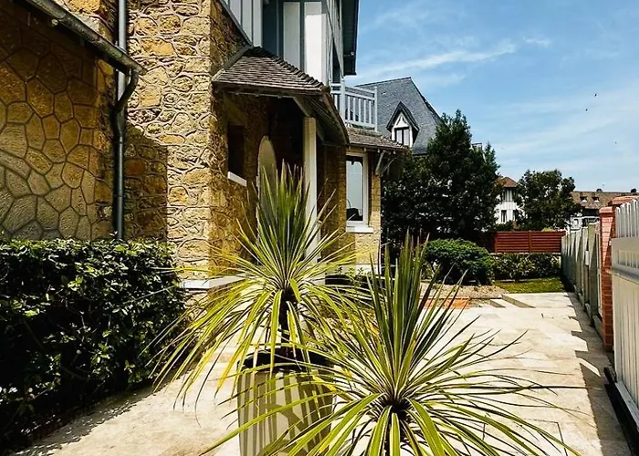 Georgia - Elegante Anglo-normande Avec Jardin - A 100 M