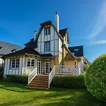 Georgia - Elégante Anglo-normande Avec Jardin - à 100 M